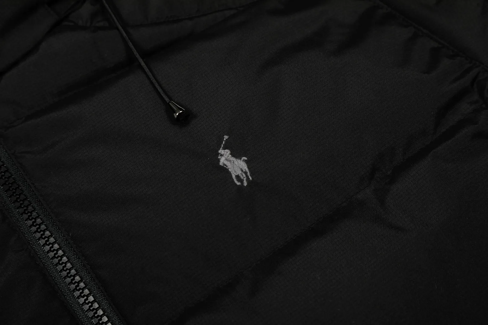 P720 Top quality" Style number: 9004# [Ralph Lauren winter basic classic embroidered men's and women's couple's same style hooded down jacket] ✅Ralph Lauren American retro arm zipper high version top-level down filling winter down jacket ✅100% high-quality white duck down, high version top-level down filling ✅Double-layer inner velvet to strictly prevent velvet running ✅Built-in adjustable drawstring, windproof and cold-proof, considerate and in place ✅Original version The maximum size can be worn up to 200 pounds. Loose and comfortable, no pressure. ✅Same style for male and female couples. Recommended OOTD outfits in winter~ Size: S-XL Color: Black White Khaki Navy Blue Light Blue